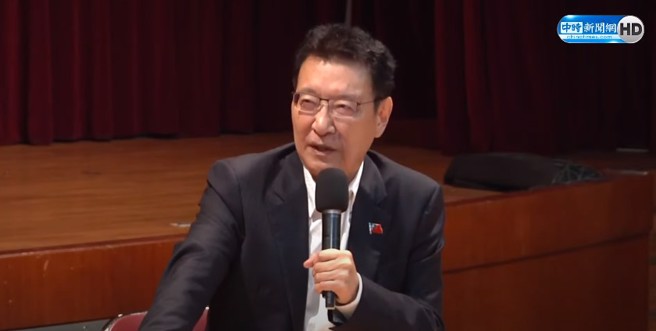 国民党24日拍板，中广董事长赵少康担任副总统参选人，与总统参选人侯友宜搭檔参选2024总统大选。图为赵少康下午在中广举行记者会。(截自中时新闻网直播)
