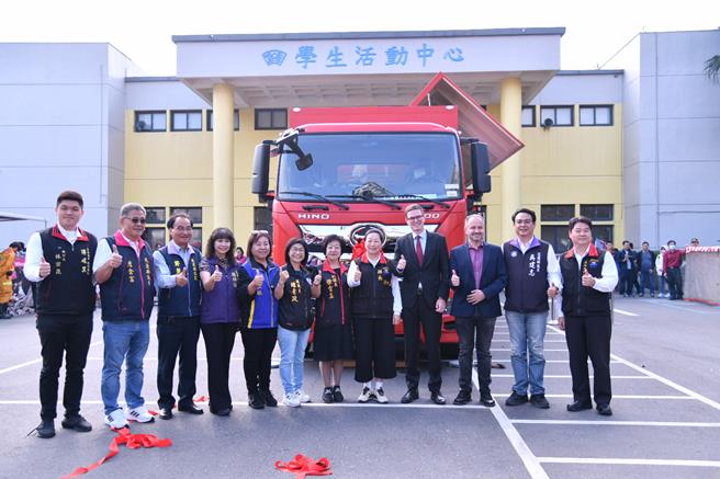 花莲县消防局提升民眾防灾观念及应变常识，去年利用0206地震灾害捐款专户4000万元，打造全台首辆VR防灾体验车，今正式启用。（花莲县政府提供／罗亦晽花莲传真）