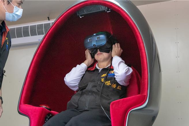 花莲县消防局去年利用0206地震灾害捐款专户4000万元，打造全台首辆VR防灾体验车，今正式启用，县长徐榛蔚也开箱体验模拟灾害发生时的情况。（花莲县消防局提供／罗亦晽花莲传真）