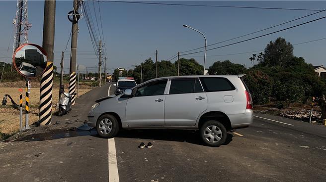 游姓老翁（倒卧地板者）24日上午十时许驾驶休旅车行经白河县道，疑似身体不适，突然车辆失控自撞电线杆，车身横在路中。（读者提供／程炳璋台南传真）