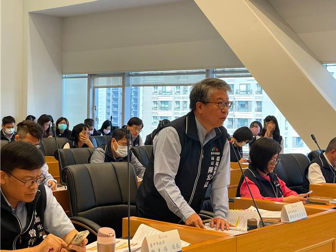 台中市环保局长陈宏益环保局现阶段将异味测量科学化，辅导业者改善，明年下半年开始扩大纳管。（张亦惠摄）