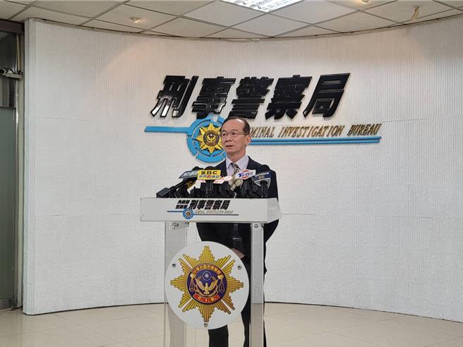 刑事局侦三大队大队长张文源说明案情。（林郁平摄）