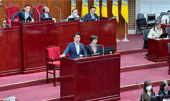 针对国民党台北市议员王欣仪于市政总质询中提出「小鸭慢骑」活动，21公里的自行车路程过长一事，台北市长蒋万安（中间左一）直言，21公里确实有点太长，会再修正参赛规定，规画分阶段给予奖项。（丁上程摄）