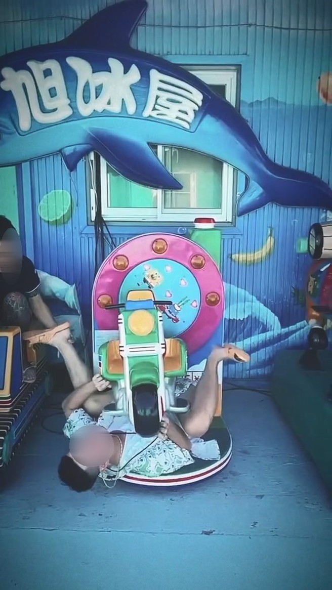 男子被儿童游乐设施的机车压到下体，影片被同行友人PO在网路。（翻摄爆料公社）