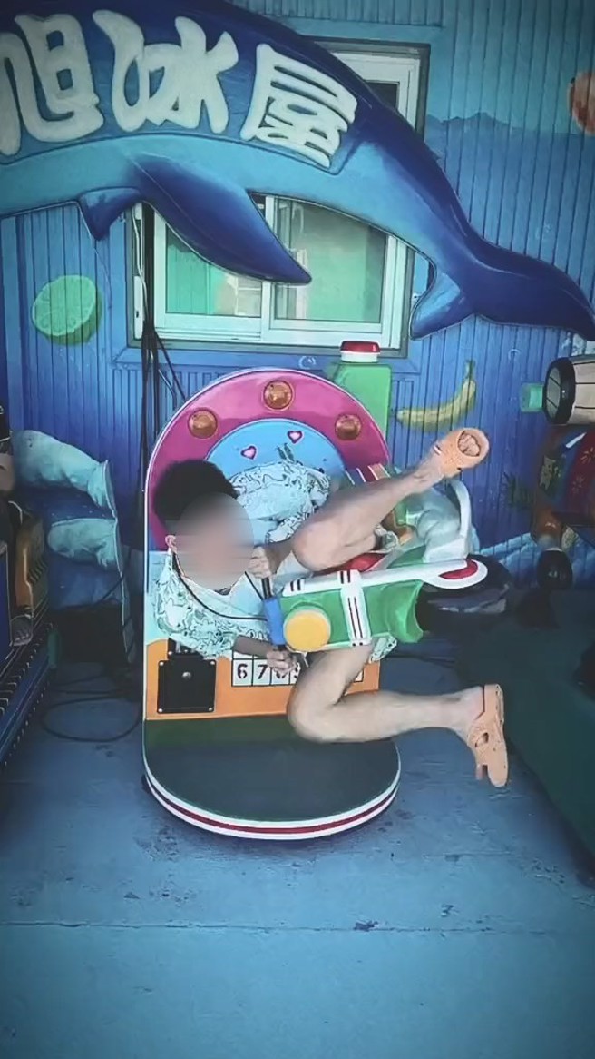 男子玩儿童游乐设施翻车。（翻摄爆料公社）