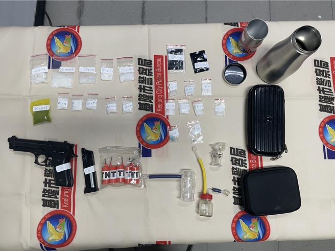 基隆市警察局23日攻坚逮捕专门挑路边车辆试枪的余姓男子，并起获枪枝、毒品、其中还有5颗有「TNT」字样疑似黄色炸药的爆裂物，警方已送检验。（基隆市警察局提供／徐佑升基隆传真）