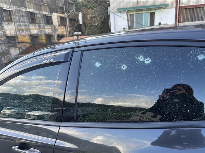 基隆市警察局23日攻坚逮捕专门挑路边车辆试枪的余姓男子，并起获枪枝、毒品、其中还有5颗有「TNT」字样疑似黄色炸药的爆裂物，警方已送检验。图为遭余男试枪射击导致车窗破损的车辆。（基隆市警察局提供／徐佑升基隆传真）