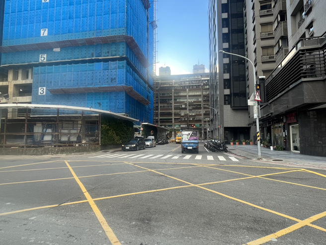 事發地點在台北市裕民六路工地旁。（警方提供）