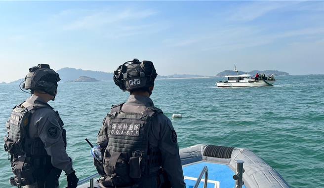 金门县政府联合所辖水试所金门护渔号与海巡队安排勤务，共同组成渔业巡护小组，执行清除海上非法布网作业。(图／金门县水试所提供)