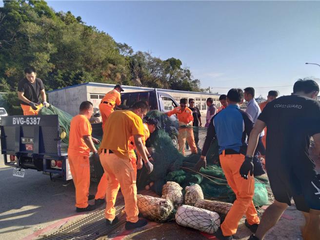 金门县水试所联合海巡出击护渔，共清除大型定置网12组、铁锚11支、流刺网3件、蟹笼45组。(图／金门县水试所提供)