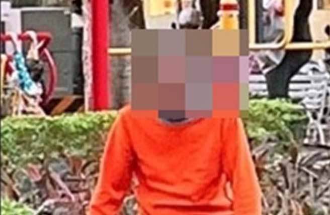 秋姓男子23日下午于新北市中和区復兴公园，随手抱起1名1岁男童，经男童母亲发现，大声喝止3次「不要抱他」，秋男才缓缓放下男童。（翻摄脸书我是中和人）