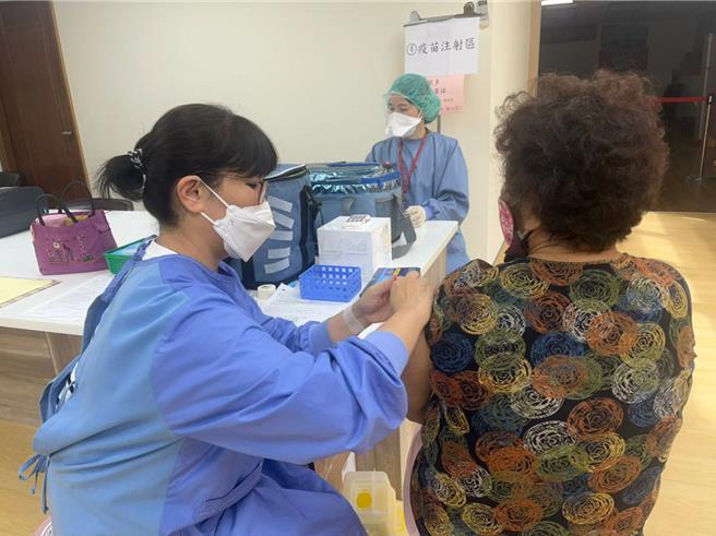 流感疫情下降但仍處流行期，台中市衛生局24日宣布，「流感疫苗長者接種周」將於本月26日至12月2日開跑，65歲以上長者於期間內前往接種疫苗可獲隨機好禮。（中市府提供／潘虹恩台中傳真）