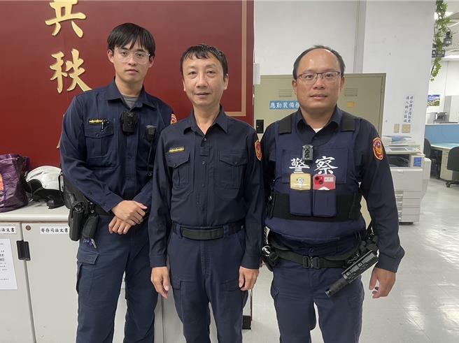 松山分局员警黄闵俊（左)、陈天铭、（中）、吴伟杰（右）协助老翁返家。(翻摄照片／林郁平台北传真)