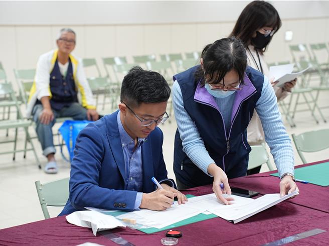 台北市一选区立委陷入三脚督，继国民党立委参选人张斯纲登记参选后，以无党籍身份参选的新党市议员侯汉廷今(24)日中午也前往台北市选委会领表登记，宣告士北三足鼎立正式成形。(黄敬文摄)