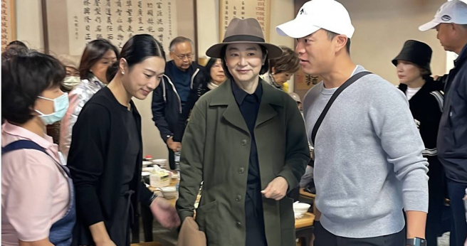 林青霞返台后奔至她喜爱的担仔麵店用餐。（图／侯世骏摄）

