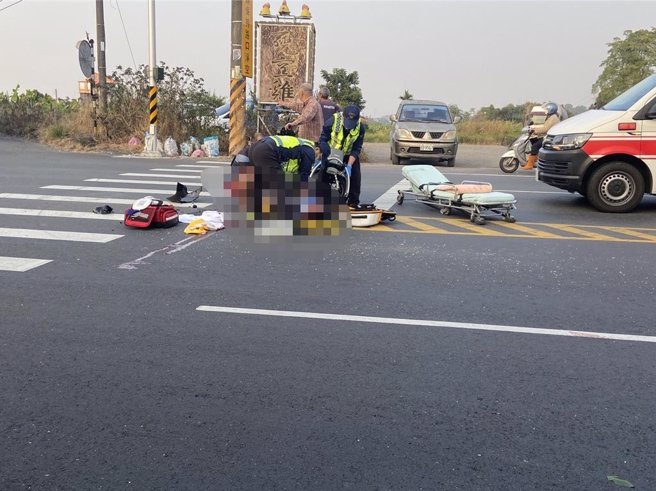 嘉义县阿里山公路今天下午发生严重车祸，男子摔车昏迷，消防救护人车赶到抢救。（民眾提供／廖素慧嘉县传真）