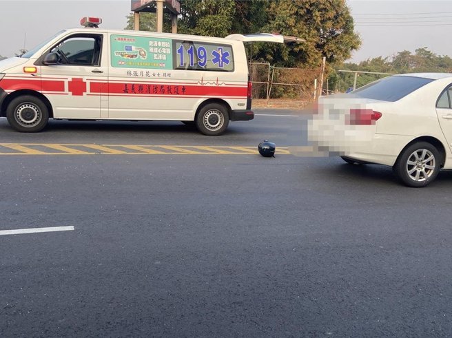 男子连人带车摔倒，头破血流，安全帽滚落数公尺远。（民眾提供／廖素慧嘉县传真）