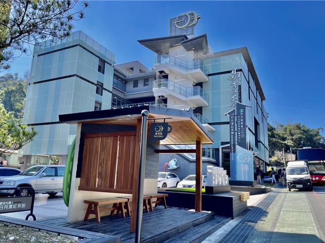 魚池鄉農會將魚池候車亭華麗變身，不僅有舒適的候車環境，也成為打卡熱點。（楊靜茹攝）