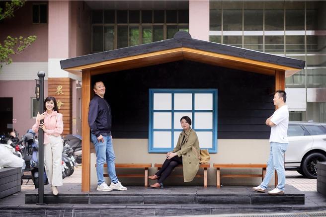 台南市麻豆農會總幹事孫慈敏（左）等人造訪，各個都少女心噴發，在候車亭拍攝文青風網美照。（魚池鄉農會提供／楊靜茹南投傳真）