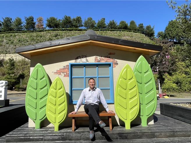 魚池鄉農會理事長劉啟行說，魚池候車亭融合邵族靈鳥貓頭鷹傳說故事、日月潭紅茶、老茶廠藍色窗楞與木椅等意象。（楊靜茹攝）