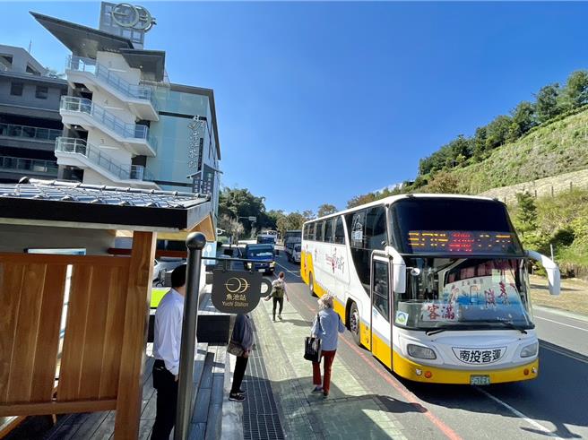 魚池站候車亭改造後，不僅座位多、環境舒適、視野寬廣，長輩坐在候車亭也能清楚看到公車動向。（楊靜茹攝）