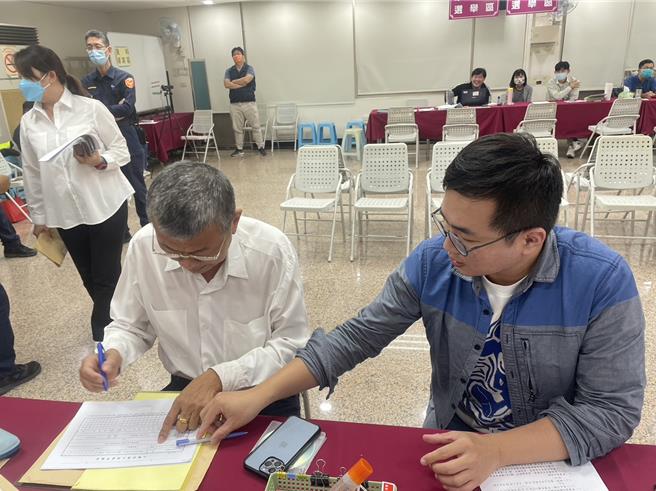 國民黨籍高市議員林義迪突然在登記日最後一天的下午4時58分趕赴高市選委會壓線登記，讓高雄一選區選情出現變化。（洪浩軒攝）