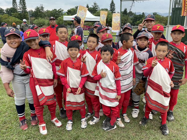 来自台中和平的德芙兰国小阵中多是泰雅族球员，首次参加关怀杯赛前他们还特地穿上泰雅族传统服饰。（毛琬婷摄）
