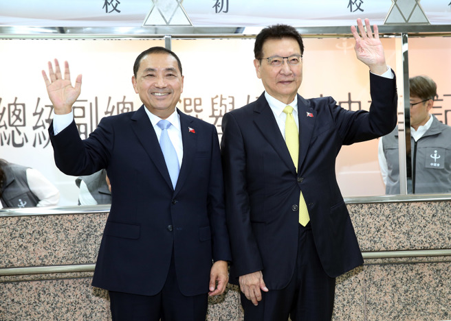 国民党总统参选人侯友宜（左）与副总统参选人赵少康（右）24日前往中选会登记为候选人并挥手致意。（姚志平摄）
