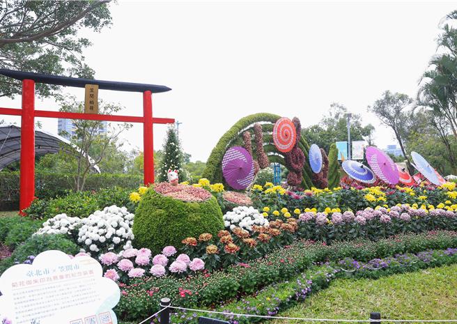 這次菊展布置13個展區20萬盆菊花，以藝術融入園藝的手法，將各展區變成藝術畫作。（粘耿豪攝）
