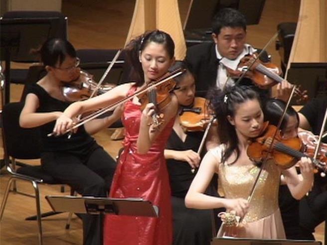 林逸欣（左）2005年时参与奇美管弦乐团在台巡迴演出。（艺人提供）