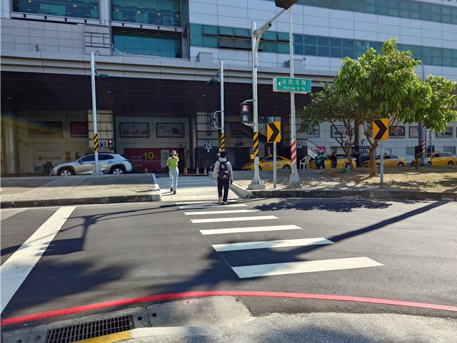 高雄市工务局改善台铁新左营站行人动线，设置穿越道及专用号志，让进出站行人免除绕远路，或是冒着风险穿越道路。（任义宇摄）