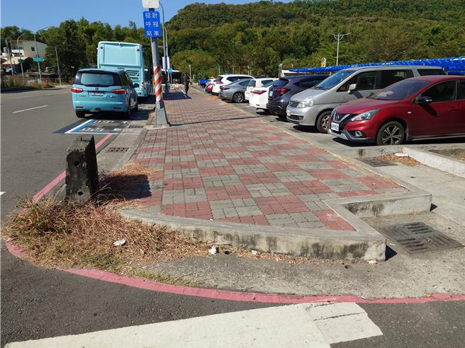 高雄市议员白乔茵指台铁新左营站周边道路人行道缺乏无障碍设施，多处路口没有设置无障碍斜坡妨碍身障者通行。（任义宇摄）