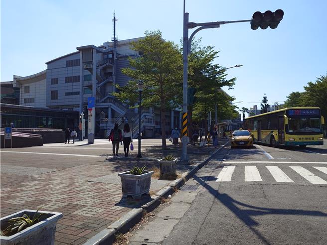 高雄市议员白乔茵指台铁新左营站周边道路人行道缺乏无障碍设施，多处路口没有设置无障碍斜坡妨碍身障者通行。（任义宇摄）