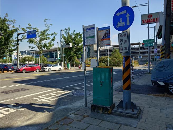 高雄市议员白乔茵希望台铁新左营站周边人行道能全面改善，包含出现破损、设施过多阻碍通行、缺乏无障碍设施等状况。（任义宇摄）