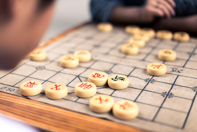 老翁在公园与人对弈象棋，途中突然昏迷倒地送医不治。(示意图／shutterstock)