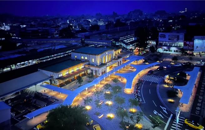 嘉义火车站广场夜间光环境，荣获2023「台湾光环境 」奖。（嘉义市政府提供／廖素慧嘉市传真）