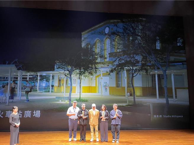 嘉义火车站广场荣获2023「台湾光环境 」奖，今天市府交通处副处长骆际方代表北上领奖。（嘉义市政府提供／廖素慧嘉市传真）