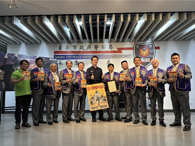 永康警分局推出「識詐36計走為上策」繪本，送給轄內學校做為教材，加強學子識詐能力。(警方提供／曹婷婷台南傳真)