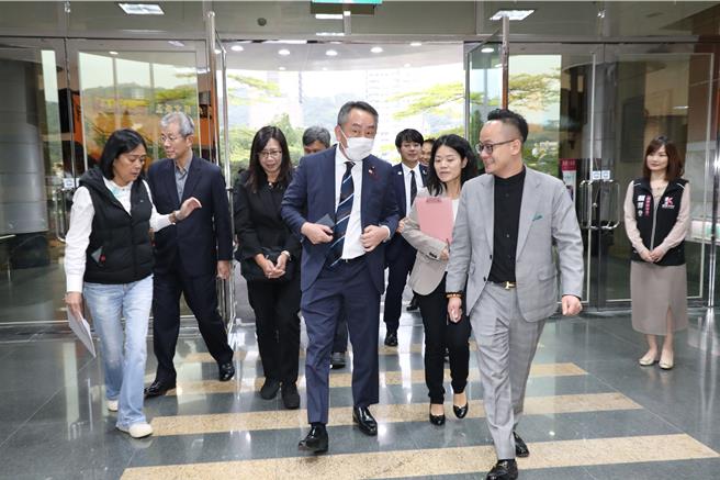 日本全国市议会议长会会长、神户市议会议长坊恭寿（前排右三）24日率团共12人参访基隆市议会，由议长童子玮（前排右一）与副议长杨秀玉（前排左一）接待。图为童子玮带领坊恭寿及其他议员参访基隆市议会。（童子玮办公室提供／徐佑升基隆传真）