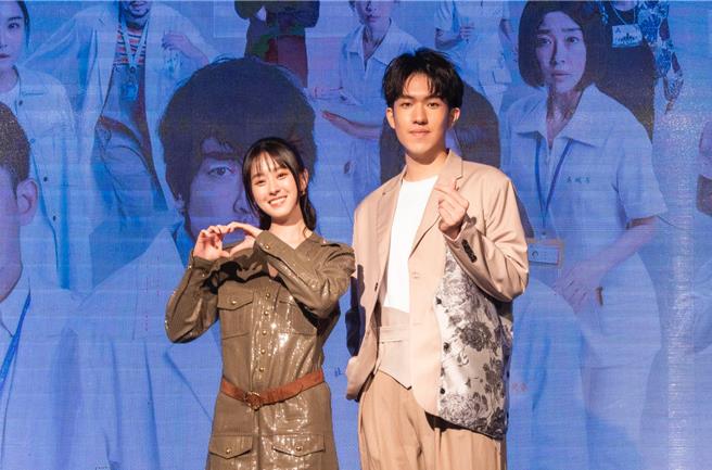 邱偲琹（左）和郭方儒認愛後首公開同台。（東森提供）