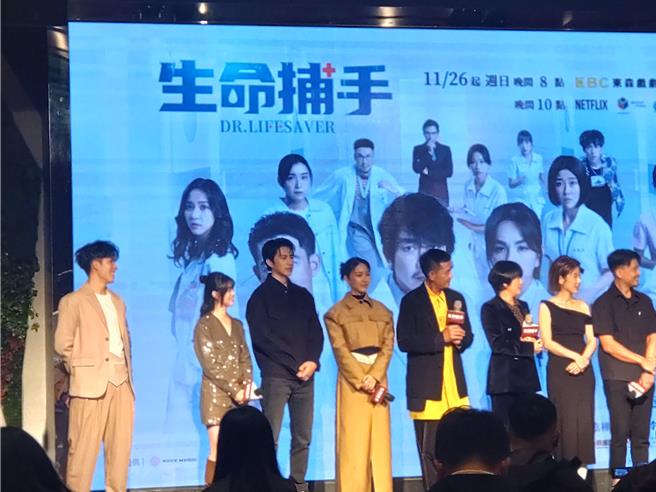 郭方儒（左一）刻意和女友邱偲琹（左二）離一大段距離。（王思穎攝）