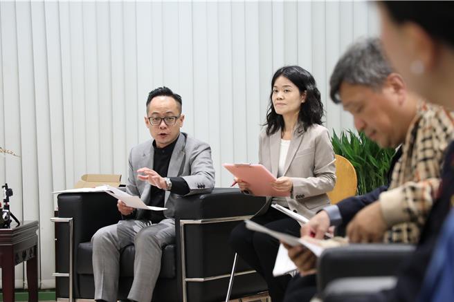 日本全国市议会议长会会长、神户市议会议长坊恭寿24日率团共12人参访基隆市议会。童子玮（左一）表示，希望未来有机会能和日本议会缔结姐妹会外，更期盼神户市议会与基隆市议会的情谊深厚而长远。（童子玮办公室提供／徐佑升基隆传真）