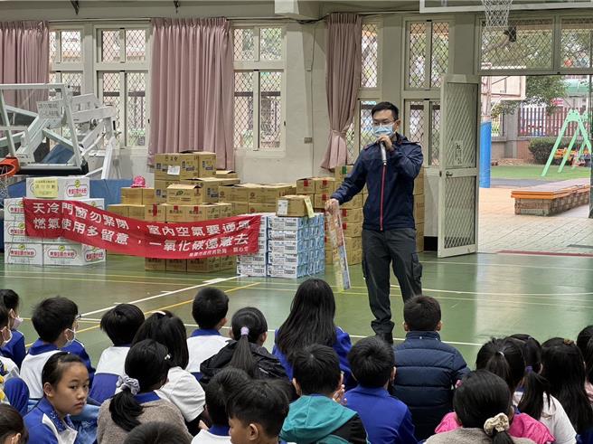 大竹国小于每半年进行法定自卫消防编组演练时，固定邀请桃园市消防局第三大队大竹消防分队协助各项训练。（大竹消防分队提供／陈梦茹桃园传真）