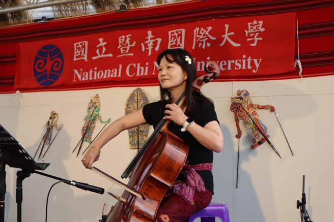 暨大甘美朗乐团指导老师林帼贞老师现场表演。(照片/暨大提供)