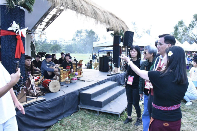 原住民族委员会主任委员夷将拔路儿对暨大甘美朗乐团大感兴趣，并询问相关细节。(照片/暨大提供)