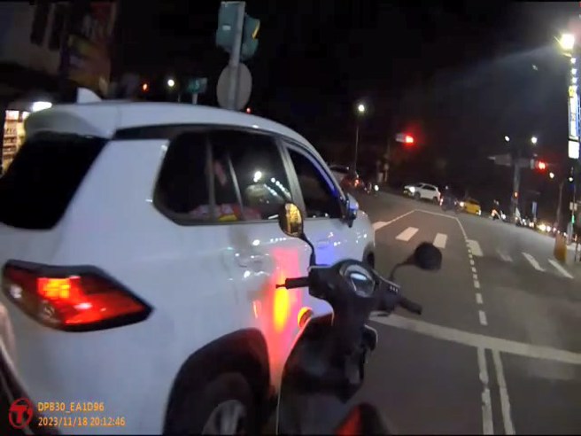 悬挂遗失车牌的休旅车，衝撞警用机车后逃逸。（警方提供）