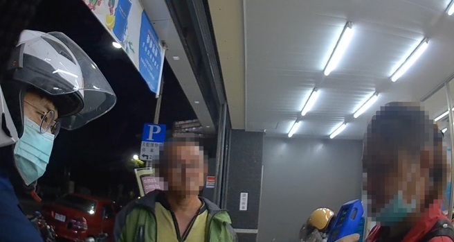 黃女接受吹氣酒測後，酒測值達0.44MG/L。（翻攝畫面）