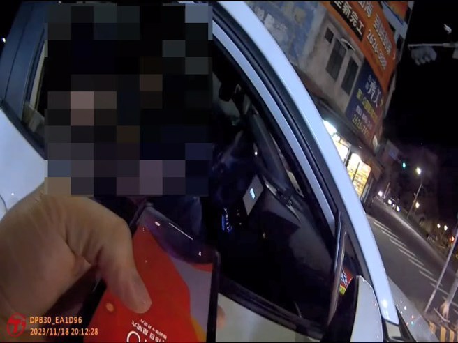 警方见休旅车悬挂遗失车牌，上前拦查。（警方提供）