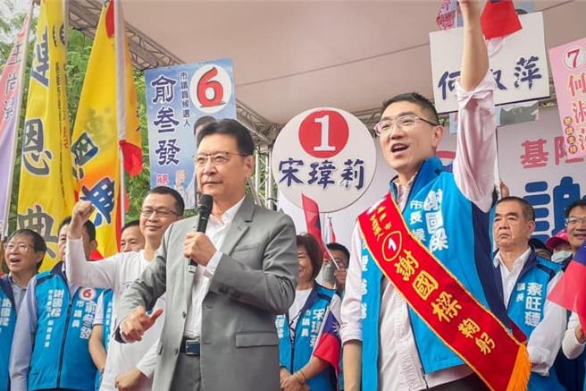 国民党总统参选人侯友宜24日正式登记，并宣布中广董事长赵少康（前排右二）为副手。对此基隆市长谢国梁（前排右一）表示，他已与赵少康通话，因为赵负责北部地区，他会尽快与赵见面，并听从指挥调度。（摘自谢国梁脸书／徐佑升基隆传真）