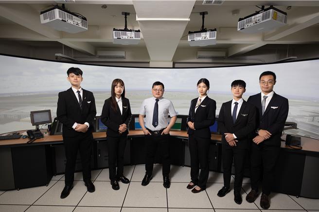 朝阳科大各斥资2000万打造「实习国际航空站」及「机场管制塔台模拟教室」，24日启用，可透过仿真机场环景及航管塔台视角，模拟航班飞机起降。（朝阳科大提供／陈淑芬台中传真）